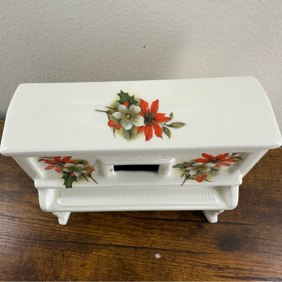 Vtg Fuji Japan Music Box, Upright Porcelain Panted Flowers, 22K Gold Accents - Picture 7 of 9